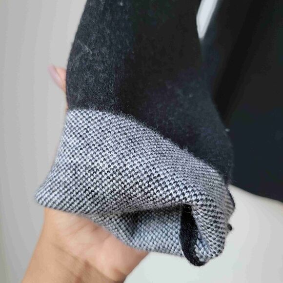 TAHARI Argyle Pattern Long Sleeve High Neck Pullover Sweater Black White Medium - Picture 3 of 6